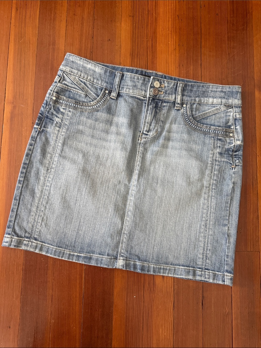 White House Black Market Light Wash Denim Skirt NWOT Size 4